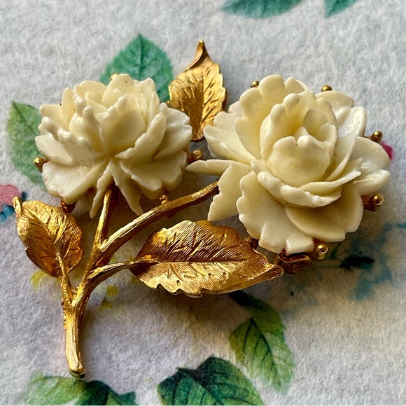 Vintage | White Rose Flower Carved Celluloid Gold Tone Brooch Pin - Picture 16 of 16
